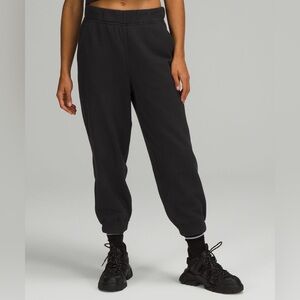 Lululemon Relaxed High-Rise Cropped Jogger Women’s Size 6 Black LW6BQDS Joggers